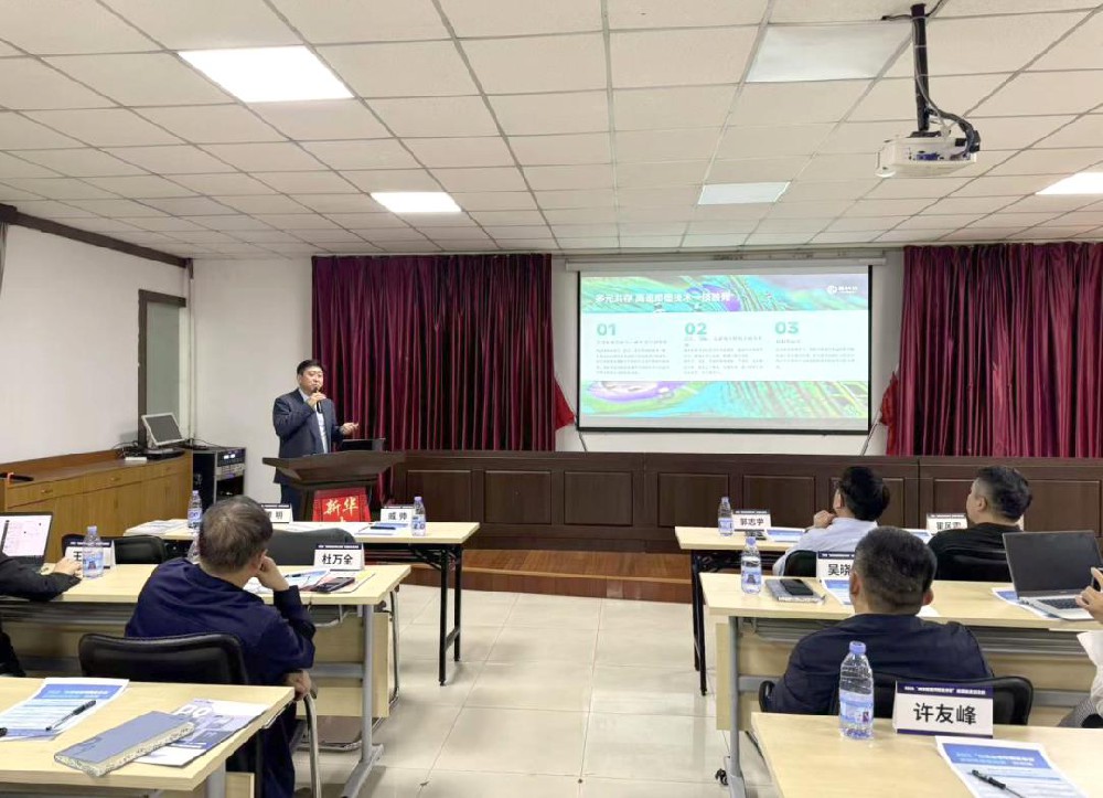 盈科杰受邀請參加2025“高速噴墨印刷在中國”巡回技術(shù)交流會，活動現(xiàn)場大幅面高速噴墨數(shù)字印刷設(shè)備引圍觀