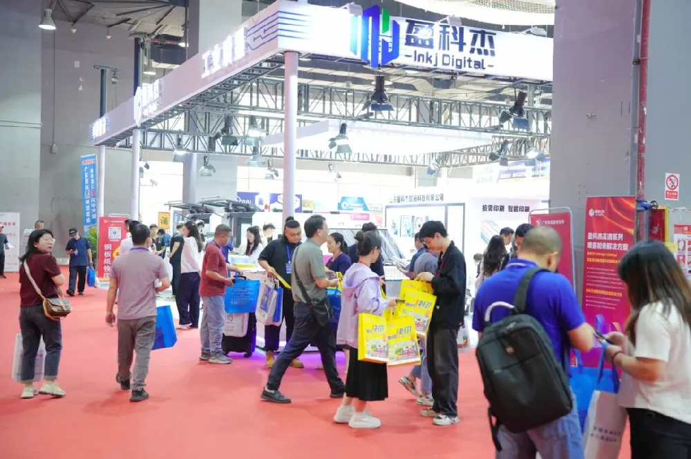 現(xiàn)場(chǎng)簽約｜盈科杰攜手富士膠片與廣州銀彩再度合作，展會(huì)現(xiàn)場(chǎng)簽約第二臺(tái)高清彩色噴墨設(shè)備INKJ DT4402CHD